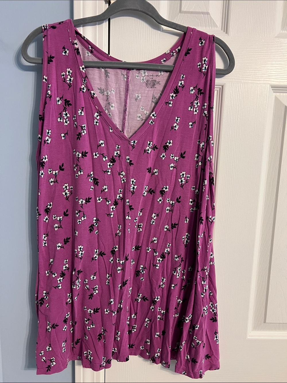 Lane Bryant Magenta Floral Sleeveless V-Neck Tank
